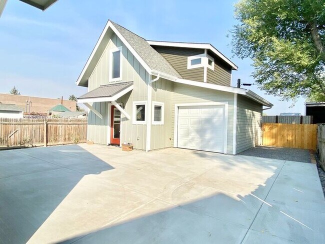 Building Photo - Modern Home in Heart of Old Town Fort Collins!