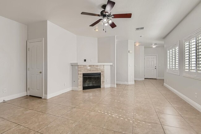 Building Photo - 5 Bedroom in Silverado Ranch!