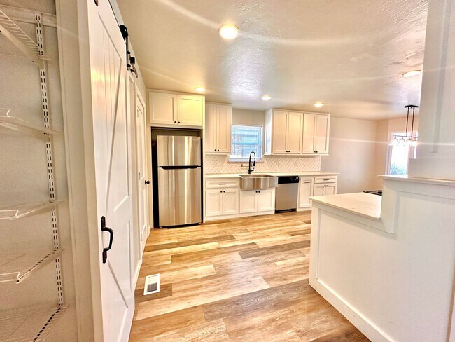Building Photo - 4 Bed Spacious Midwest city House