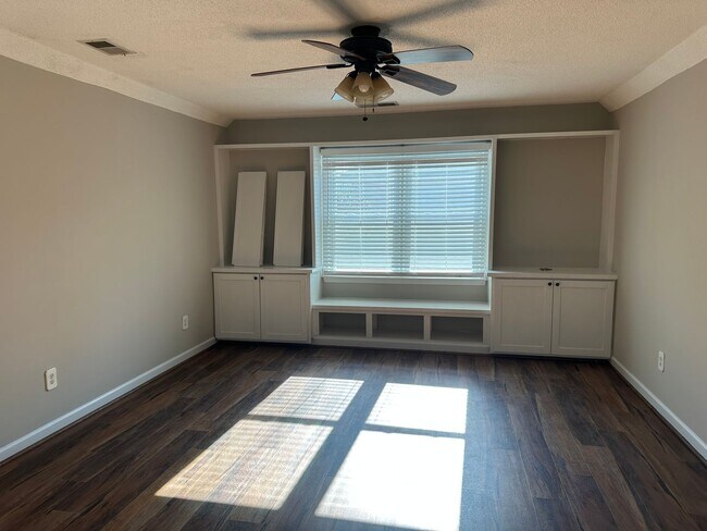 Building Photo - 2881 Wynford Dr S W