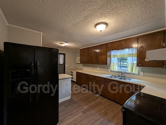 Building Photo - 6505 Blue Springs Rd