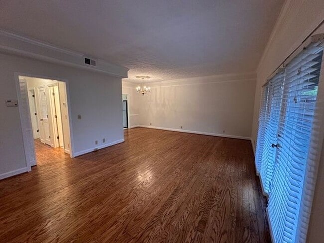 Building Photo - Spacious Townhouse in Woodlawn Area