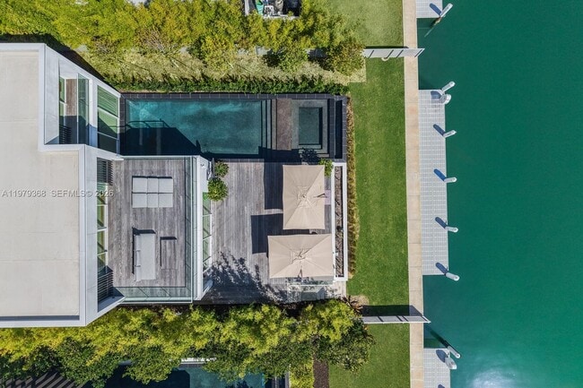 Building Photo - 1051 W 48th St