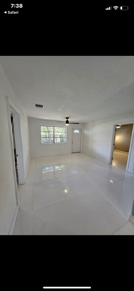 Building Photo - 4920 SW 28th Ter