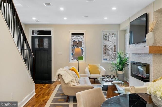 Building Photo - 331 W St NE