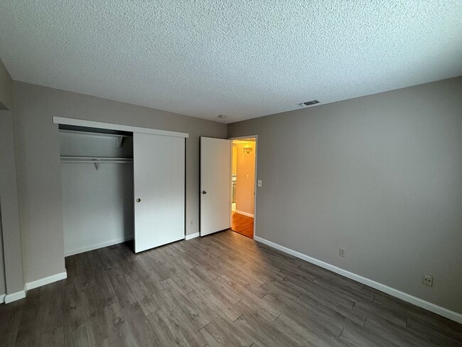 Building Photo - 2 bed 1 bath condo available in Natomas area