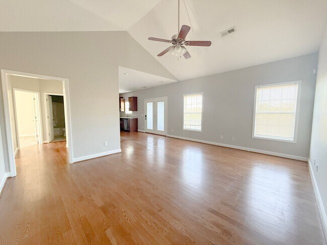 Building Photo - Spacious 4-Bedroom Home with Large Yard and Dual Garages in Cookeville