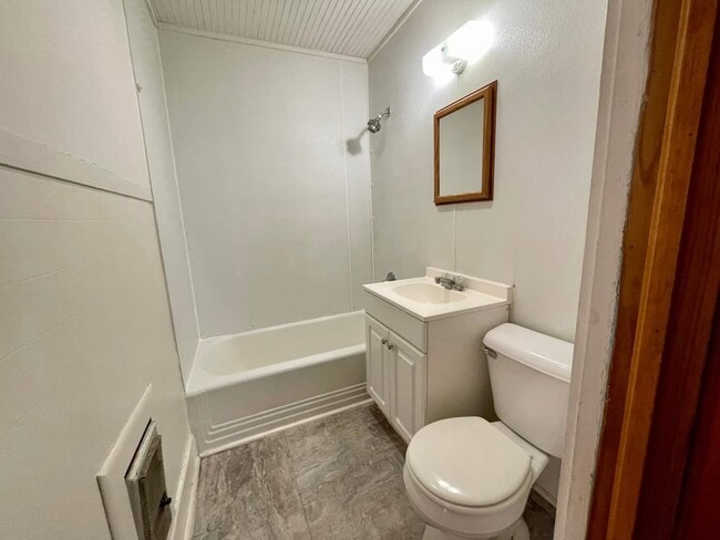 Building Photo - 714 6th Ave NW