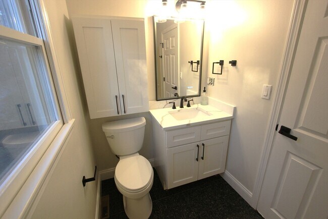 Building Photo - 4 Pinecrest Village