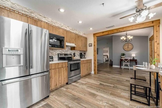 Building Photo - 2550 SE Calais St