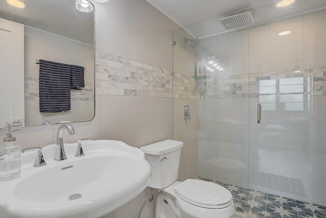 Building Photo - 2121 N Ocean Blvd