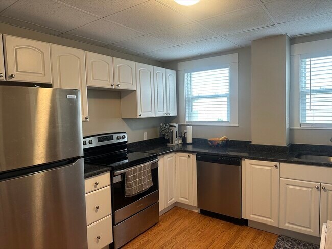 Building Photo - 11 Crescent Ave