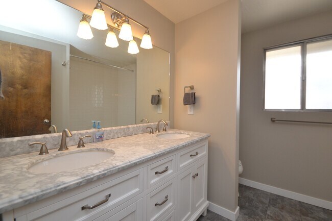 Building Photo - Awesome 5 bed 3 bath Home in Murray!!!