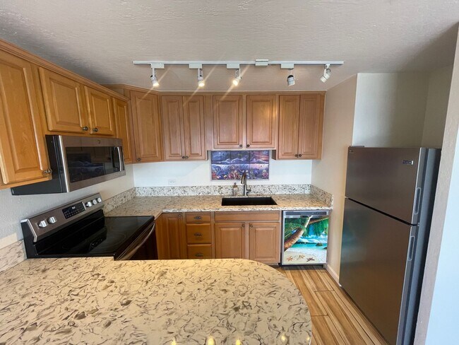 Building Photo - Lahaina Roads Oceanfront One Bedroom