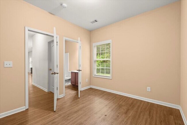 Building Photo - 5 Bedroom in Buford. Great School