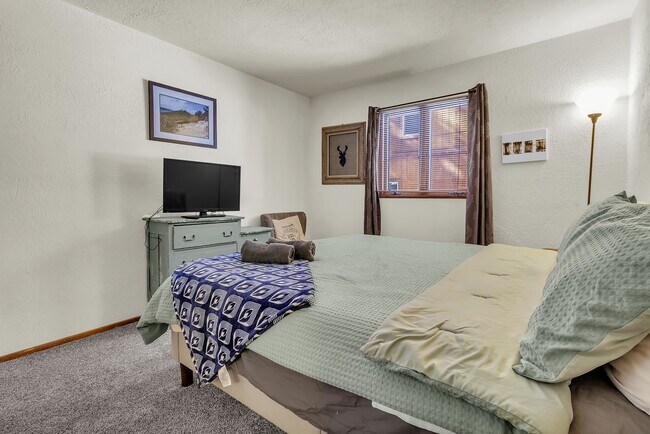 Building Photo - Property is offered at $1,800/month unfurnished, or $1,900/month furnished if preferred