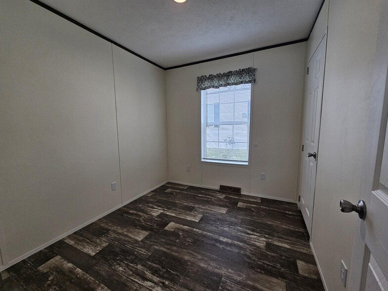 Building Photo - 6 Daisy Ln