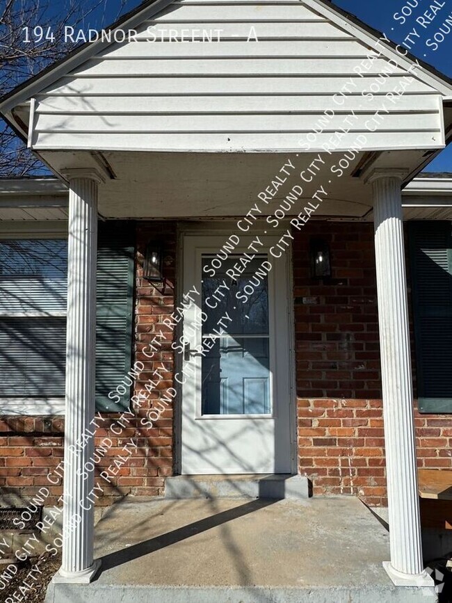 Building Photo - Renovated 2 bed/1 bath AVAILABLE NOW!! Pet...