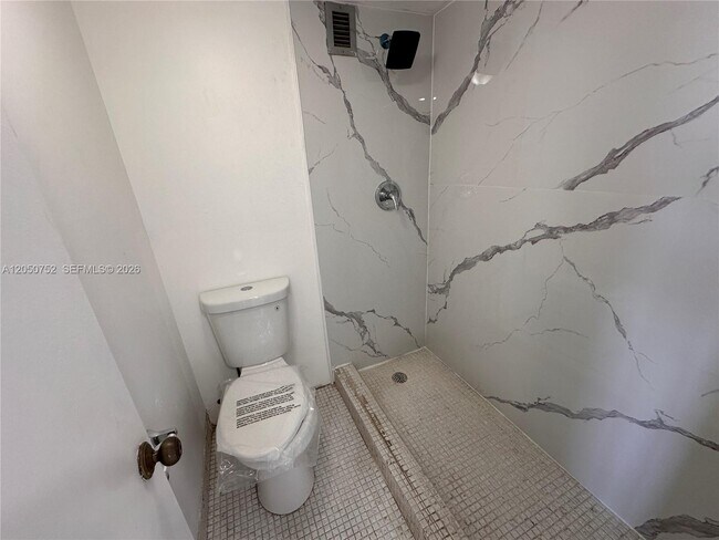 Building Photo - 2025 NE 164th St