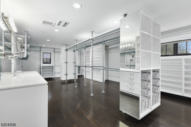 Building Photo - 60 Fernwood Rd