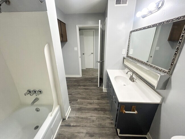 Building Photo - 601 Riverhill Cir