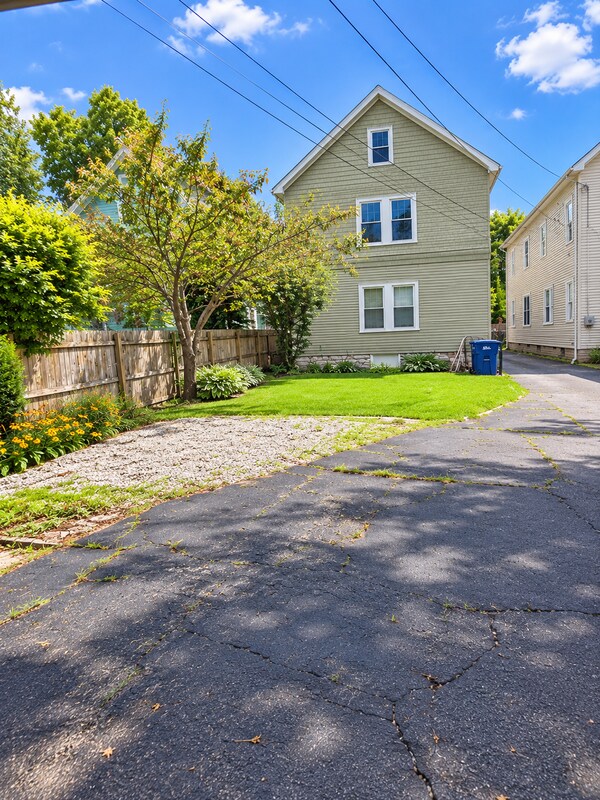Building Photo - 118 Saranac Ave