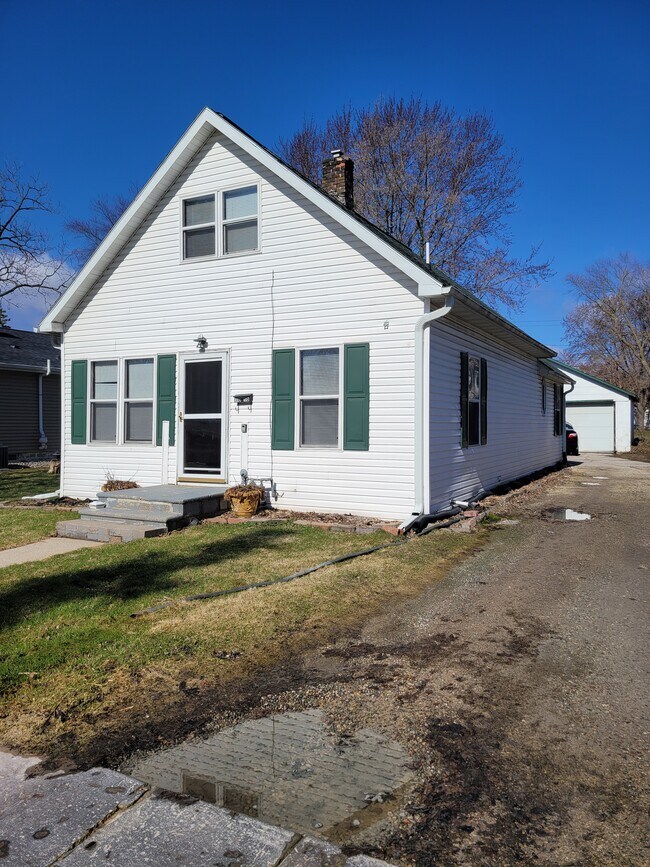 Primary Photo - 1016 Wirtz Ave