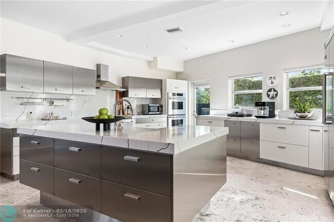 Building Photo - 2416 Bayview Dr