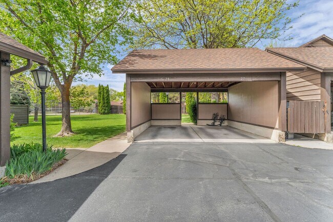 Building Photo - Gated 3 Bed Condo with Pool & Tennis Court