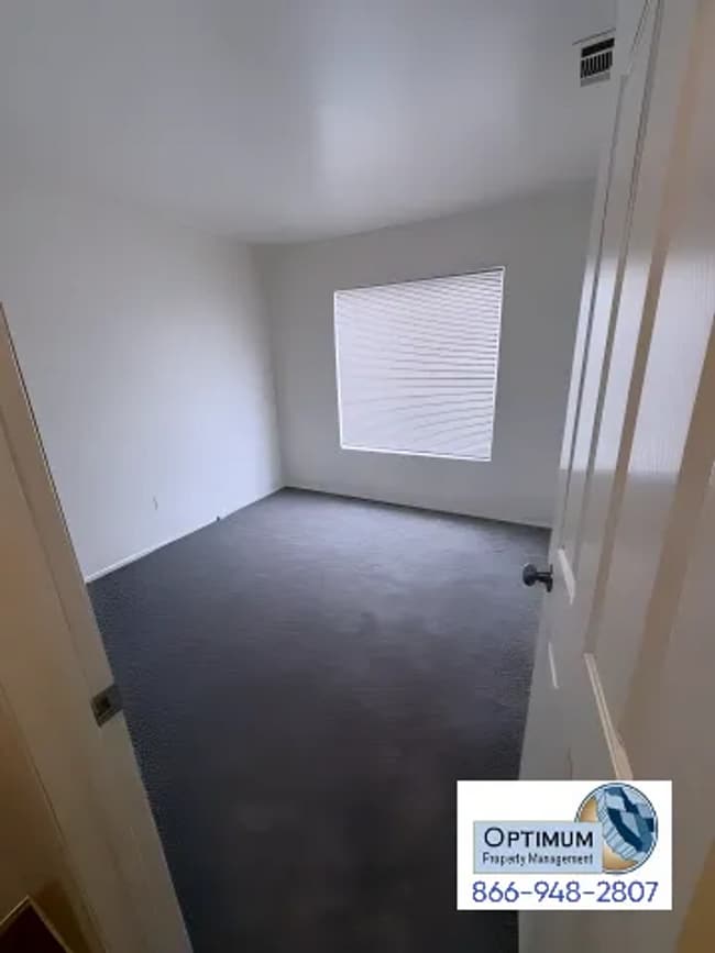 Building Photo - Beautiful 3 Bedroom, 2 Bathroom Home with Versatile Living Spaces