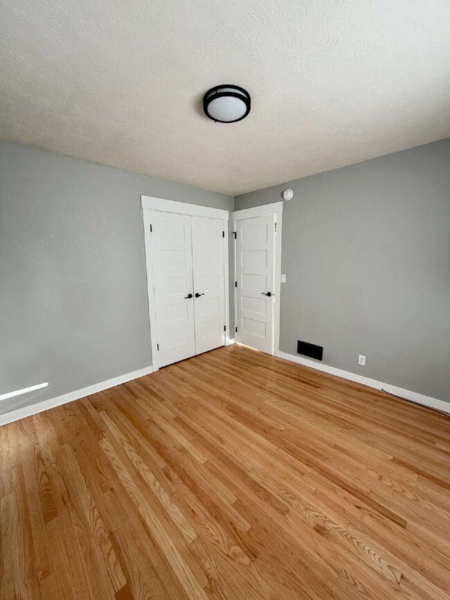 Building Photo - Bright 2-Bedroom Tri-plex, Near Parks and Transportation