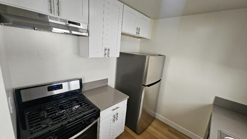 Building Photo - 638 N W Knoll Dr