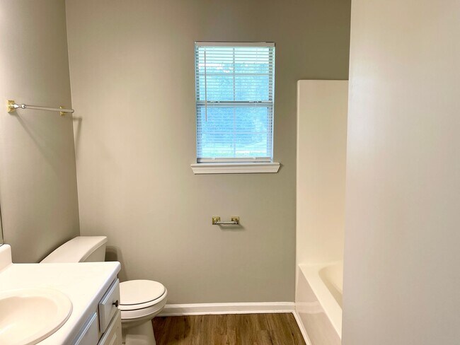 Building Photo - Welcome to this charming 3-bedroom, 2-bath...