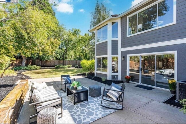 Building Photo - 5 Stuart Pl