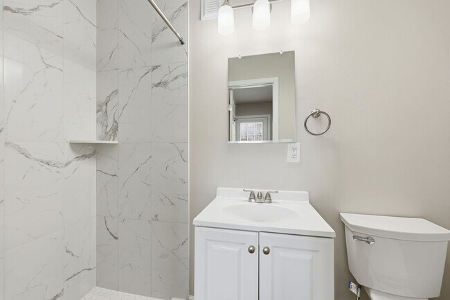 Building Photo - Colonial Heights