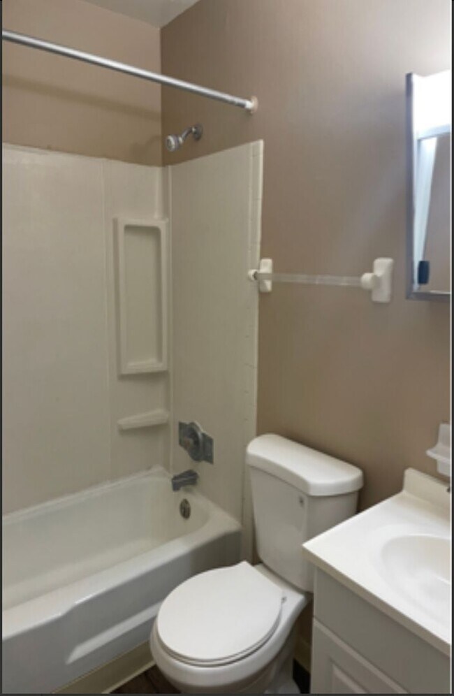 Building Photo - Large 2 bedroom apartment with washer/dryer hookup