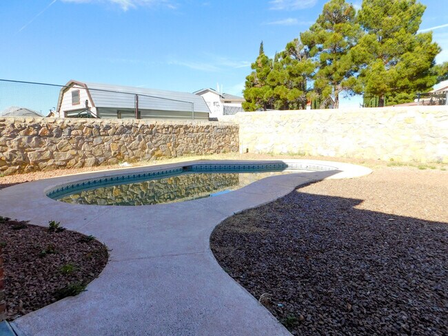 Building Photo - Swimming pool on property!