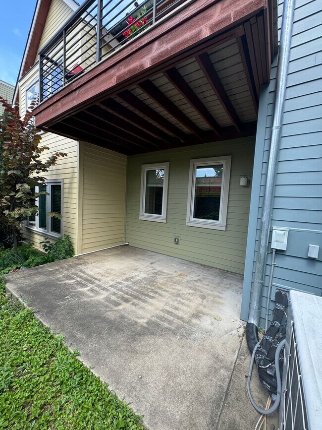 Building Photo - Beautiful 2 bed /1 bath condo in desirable Germantown - walking distance to coffee shops, restaur...
