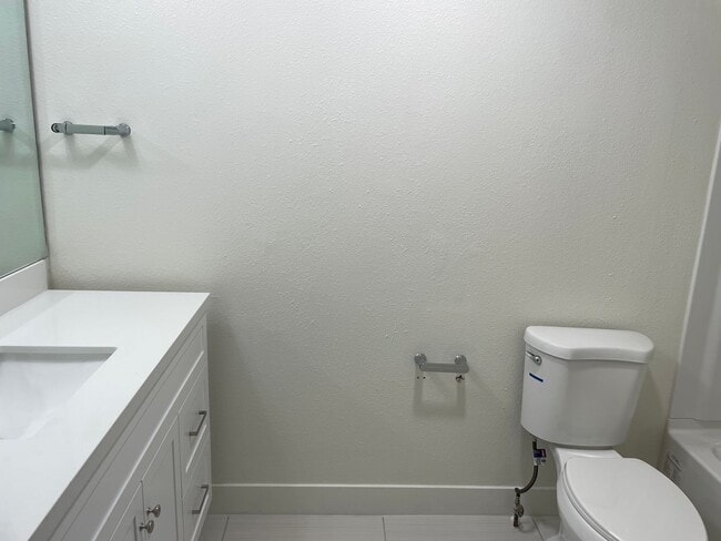 Building Photo - 4 Bedroom 1.5 Bath Twin-Home