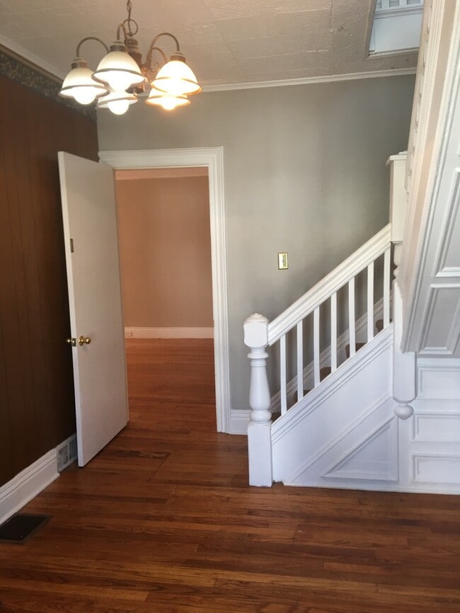 Building Photo - Gorgeous 5 bedroom 2 bath located on friendly neighborhood for rent!!!