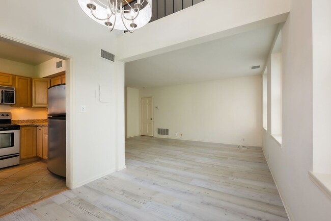 Building Photo - Loft Living at McLean Gardens 1BR plus Lof...