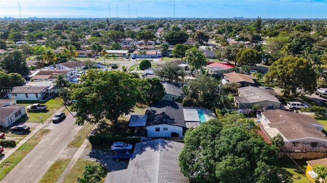 Building Photo - 600 N 66 Terrace