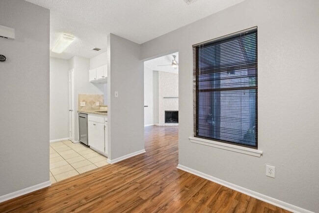 Building Photo - Lovely 1 Bedroom, 1 Bath Condo in South Lamar