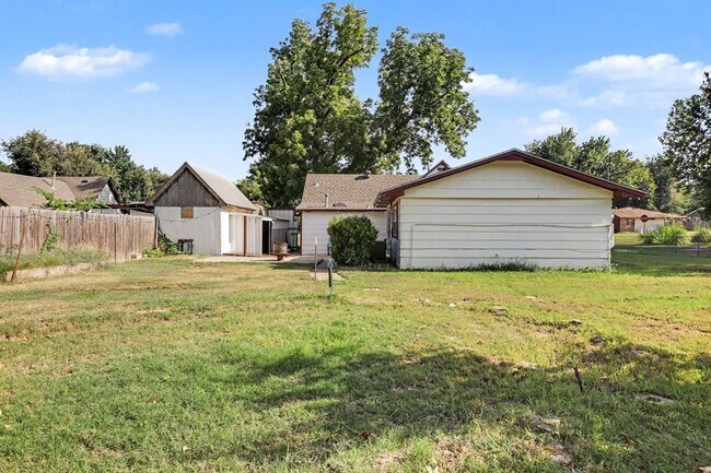 Building Photo - 207 E Juniper Ln