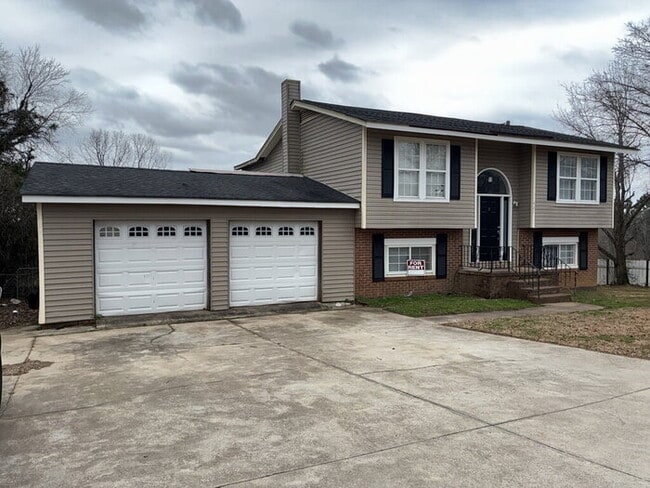 Building Photo - "Spacious 5-Bedroom Haven with 3 Baths and 3100 Sq Ft of Comfort in Easley!"
