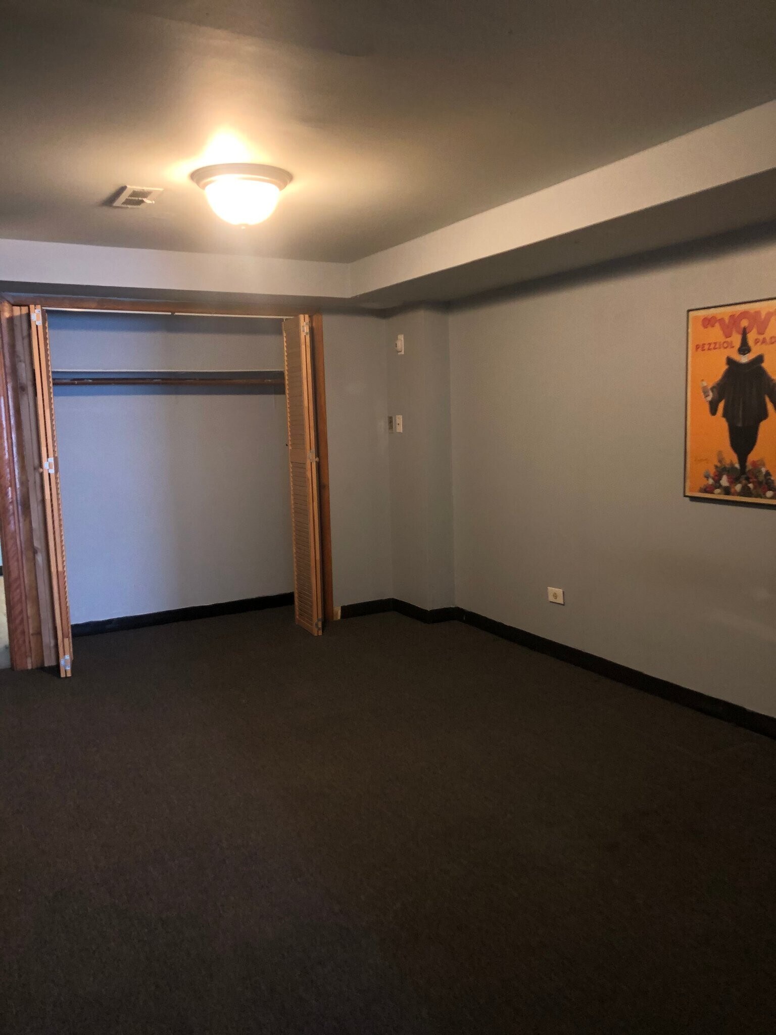 Building Photo - 100 Vana Dr