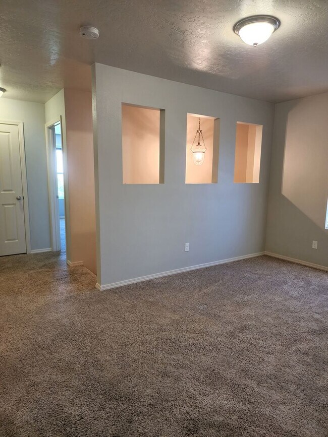 Building Photo - Beautiful 3 bedroom, 2.5 bathroom home with loft  in West Boise. Great floor plan that has everyt...
