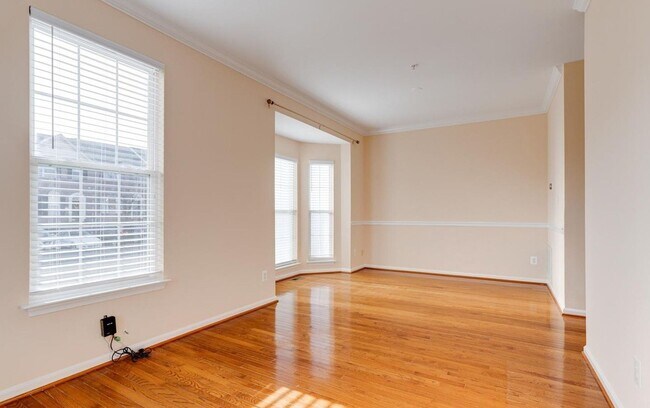 Building Photo - Charming Abingdon Townhome with Modern Upgrades!