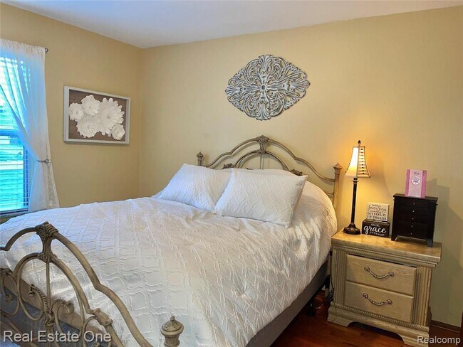 Building Photo - 5255 Folkstone Dr