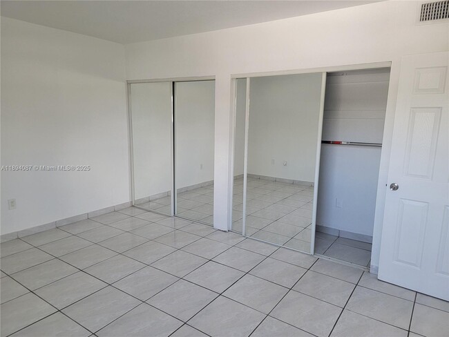 Building Photo - 1975 NE 135th St